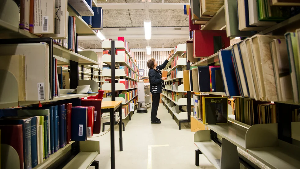 "Jag är som alltid förväntansfull när jag nu kliver in på biblioteket i Kiruna. Fortfarande känslan av att allt finns här. Hela världen samlad på en plats", skriver Anna Kuru. 