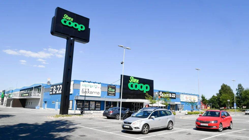 Skribenten menar att den som tar sig till fots mellan Coop-butikerna i Skellefteå lever farligt.