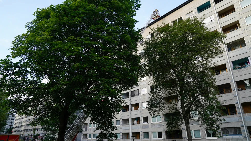På söndagskvällen började det brinna i ett flerfamiljshus i Hammarkullen i nordöstra Göteborg. Polisen utreder händelsen som grov mordbrand.
