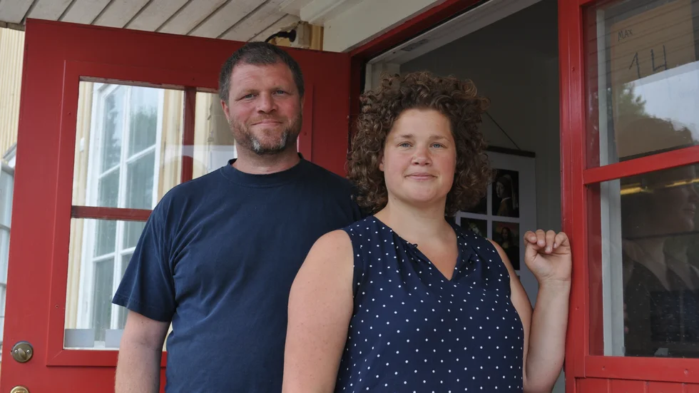 Tobias Helmin och Elina Forsell vid den nyöppnade butiken på Kisavägen.