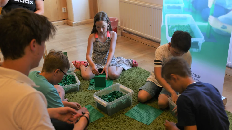 En annan utmaning var att bygga så högt torn som möjligt, på tid. Här tävlar Lilly Sundström, 9, Oliver Heikki, 11, Filip Törnberg, 10, och Ned Martin, 11.