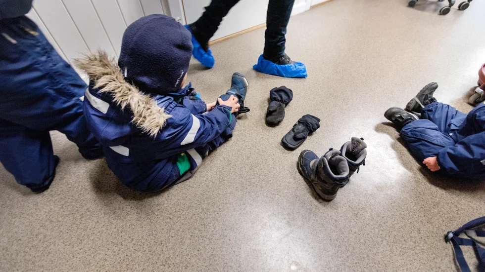 En anställd på en förskola i Eskilstuna är avstängd från sin tjänst efter anklagelser om kränkande behandling av ett förskolebarn.