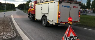 Lastbil försökte vända på riksvägen: Nu rullar trafiken igen