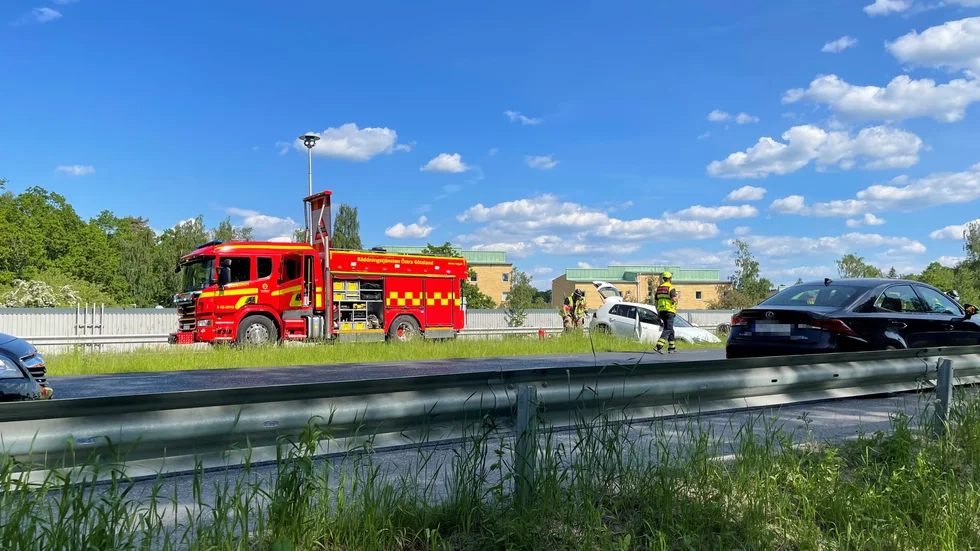 Räddningstjänsten på plats efter olyckan på Brokindsleden.