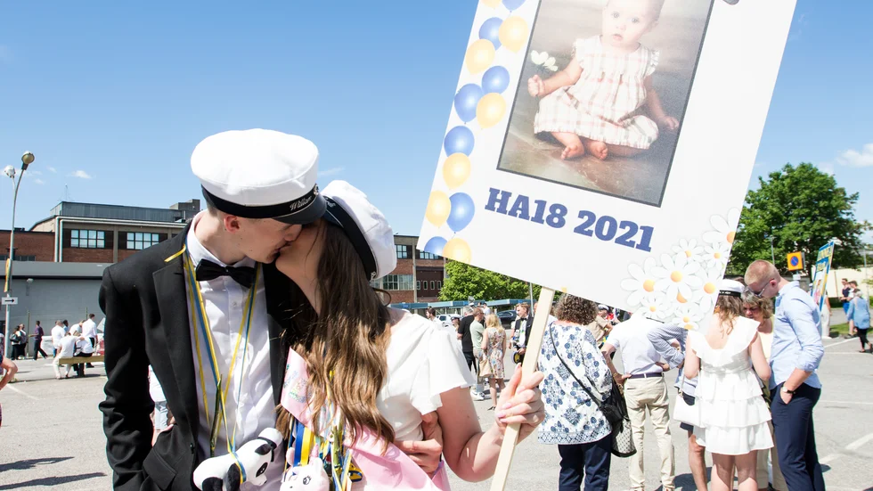 William Ericsson från TE18 och Emilia Sardi från HA18 firade studenten med en innerlig kyss på skolgården. 