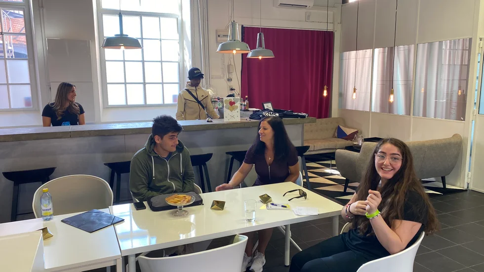 Från vänster vid bordet, Chadoman Haidar,  Sarina Bandicksson och Martina Mokhlis. Från vänster vid disken Amanda Hanna och Noaf Ali.