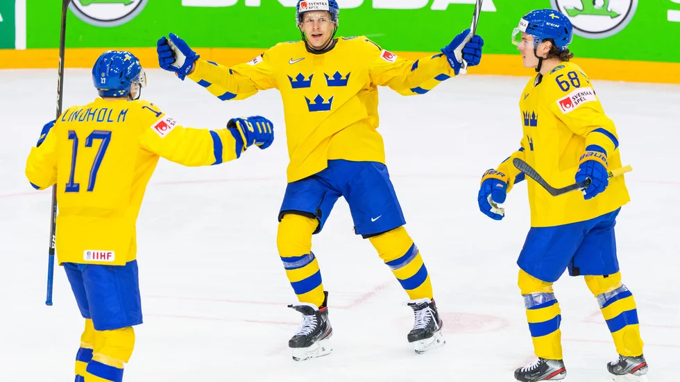 Pär Lindholm jublar med Max Friberg och Victor Olofsson efter Tre Kronors 1-1 mål.