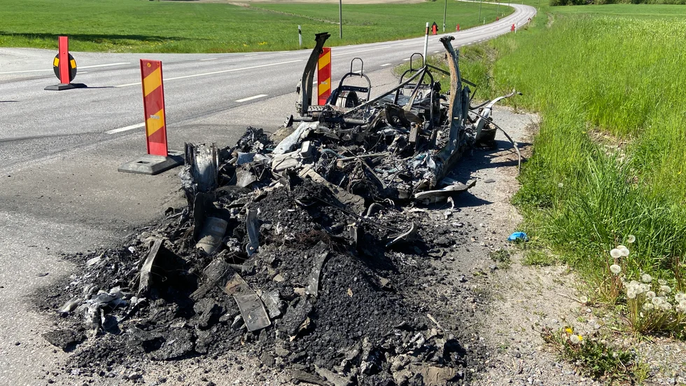 Vid tolvtiden på lördagen inträffade en allvarlig trafikolycka strax utanför Stjärnhov. En av bilarna i brann upp. Den person som avled på olycksplatsen befann sig inte i den utbrunna bilen.