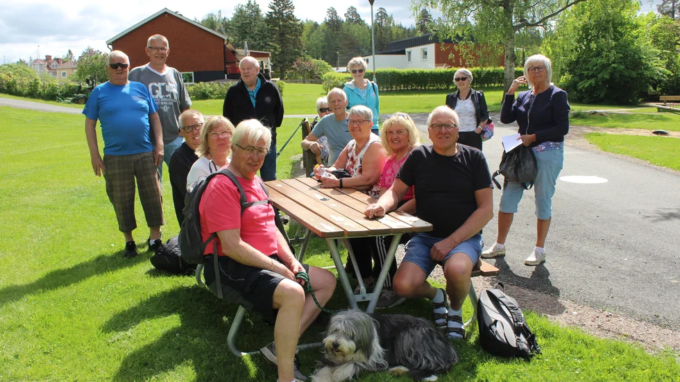 Nu får de samlas igen. På tisdagen träffades 14 medlemmar ur PRO Rimforsas promenadgrupp, plus 11-åriga bearded-collien Ida, för att gå Bankvarvet i Kisa. I veckan drar även boule-spelandet och gymmandet i gång igen.