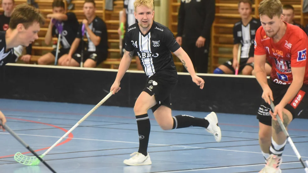 Mattias Zeilon åkte på en rejäl smäll och fick föras till sjukhus efter VIBK:s match mot Ariel.