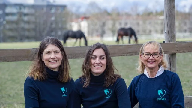 Uppsalaföretaget PreVet har skrivit avtal med två nya riksanläggningar inom ridsport och hästnäringen. Från vänster: Karin Nordström, UX-designer och produktägare, Jenny Gagnér, grundare och vd samt Merike Ronéus, veterinär.