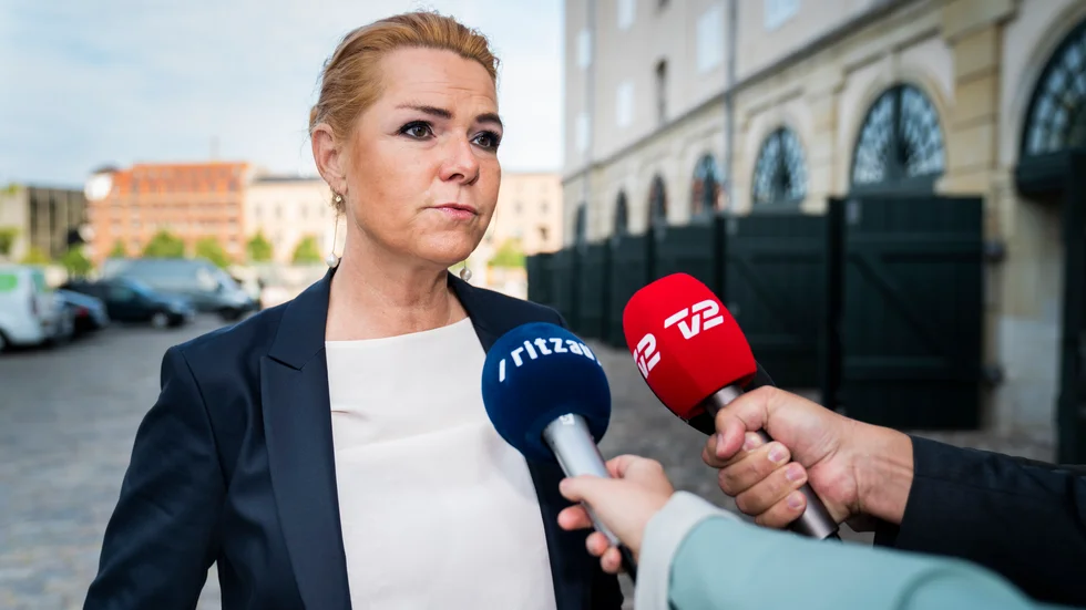 Inger Støjberg, Danmarks tidigare migrationsminister, möter journalister inför ännu en förhandlingsdag i riksrätten.