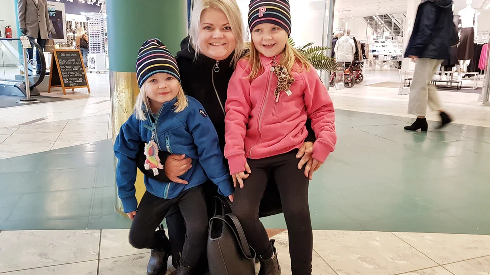 Jacqueline Sundström med döttrarna Ester och Inez Grankvist, Bergsviken: "Vi ska till stugan i Gråträsk och där ska vi gunga och fiska. Jag har fått en jättestor abborre i Vitsjön", säger Inez.