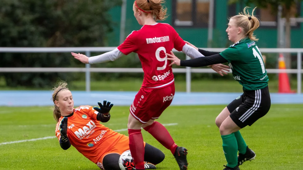 Agnes Vilén räddar ett friläge och höll nollan mot Västanfors. 