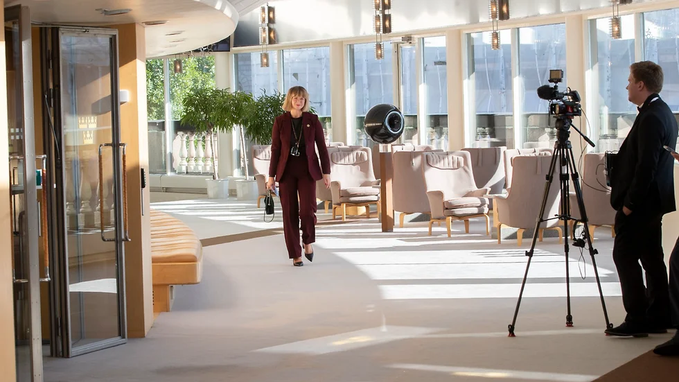 Efter några omtumlande dagar anlände Sofia Amloh till riksdagen. "Man känner att man befinner sig i demokratins högborg", säger hon.