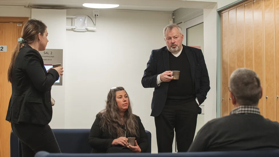 Målsägandebiträde Karoliina Ikonen Huhtanen, till vänster, tillsammans med utredaren och bisittaren Pernilla Edin och åklagaren Christer B Jarlås under första rättegångsdagen i Piteå.