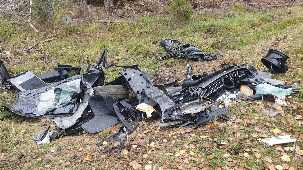 Intill väg 1120 utanför Tjällmo låg under närmare en månad  mängder av bildelar; plast, däck, fälg, glasrutor, plåtdetaljer,en bagagelucka och ett batteri. 