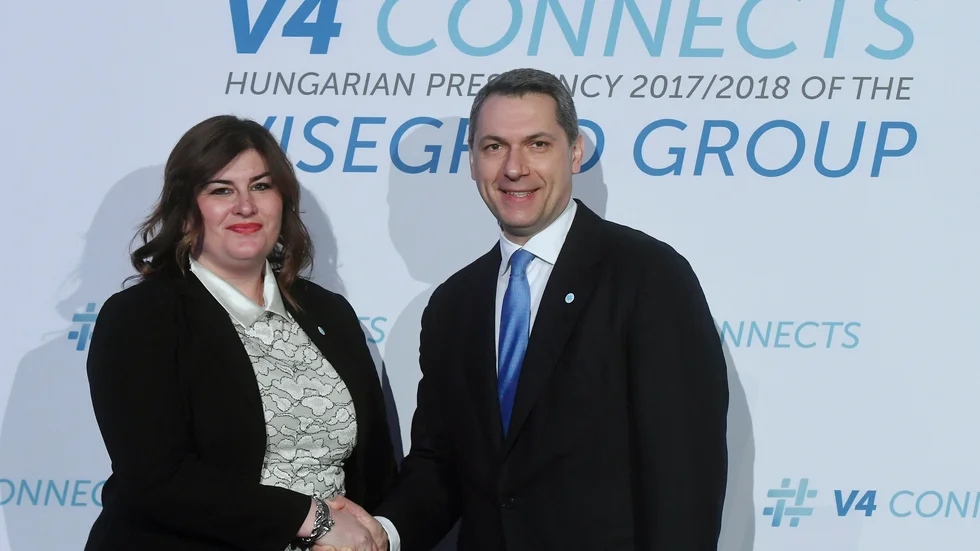 Kroatiens förra regionutvecklingsminister Gabrijela Zalac (till vänster) innan ett möte med ungerske kollegan Janos Lazar 2018. Nu har Zalac gripits, misstänkt för korruption. Arkivfoto.