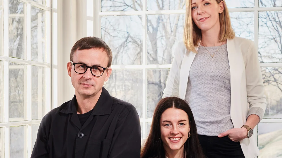 Niklas Berg, affärsutvecklare, Malin Hollström, vd (längst bak) och Moa Mellberg, nyanställd hållbarhetsstrateg vid Piteåföretaget Tailorbird.