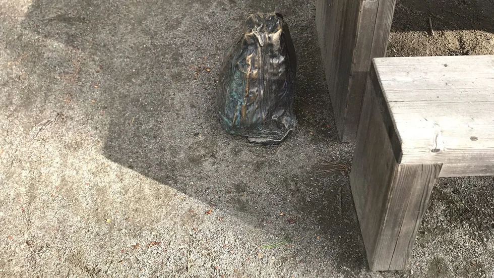 men den lilla ryggsäcken står kvar.