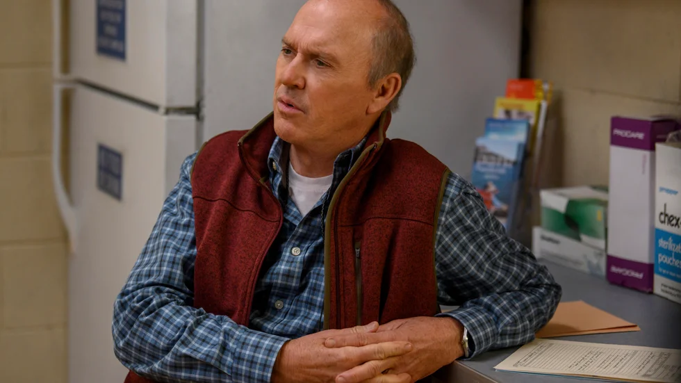 Michael Keaton spelar en bussig småstadsläkare som dras med i lanseringen av Oxycontin. Pressbild.