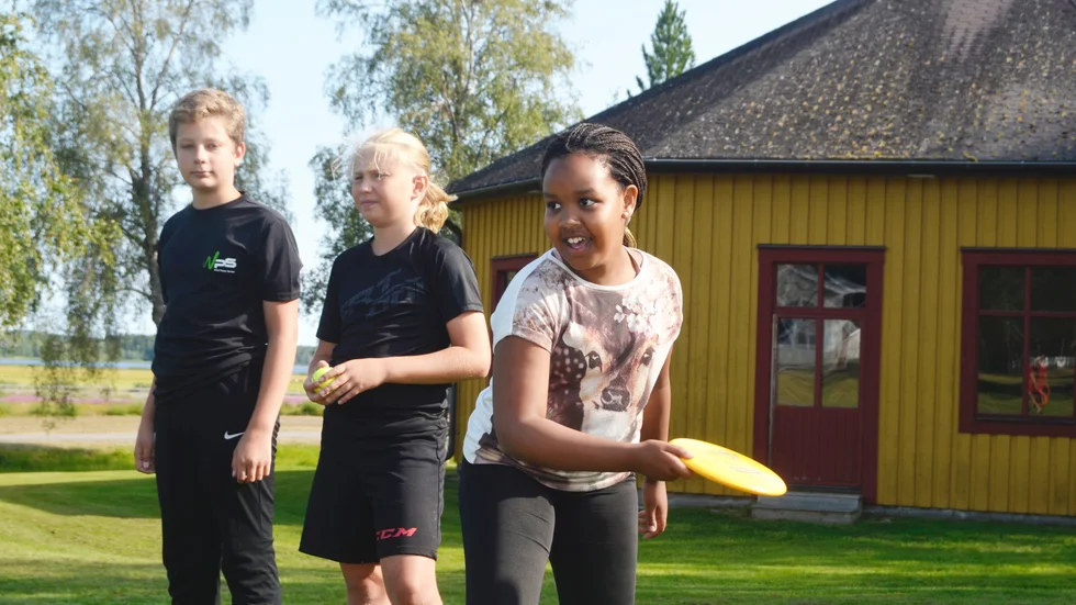 Karate-tjejen Amelie Ingabire hade valt att inrikta sig på sportaktiviteter under lägret. Under måndagen stod en annorlunda form av kubb på schemat. 