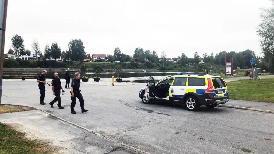 Polisen vid älvskanten på tisdagsmorgonen.