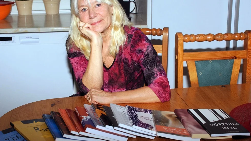 Monika Vidman i Auktsjaur visar upp sina 14 fysiska spänningsromaner/deckare hon hittills producerat i sin författarkarriär. "Framgent kommer mina skapelser att inte ges ut i bokform utan endast släppas som e-böcker", säger hon.