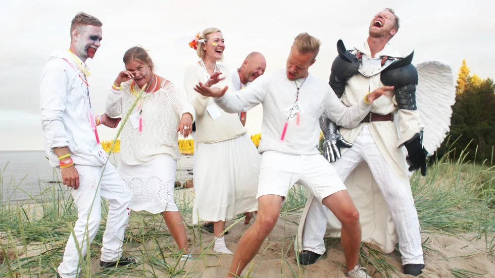 Johannes Berg, Sofia Olofsson, Regina Berg, Rickard Olofsson, Erik Hamlin och Ingemar Lindh står bakom strandfesten. 