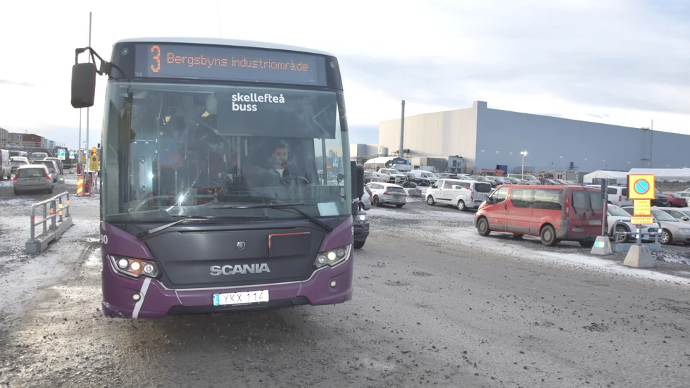 En Skellefteå Buss väntar strax vid hållplatsen utanför Northvolt. Det kommunala bussföretaget ser nu gärna att antalet p-platser där inte utökas.