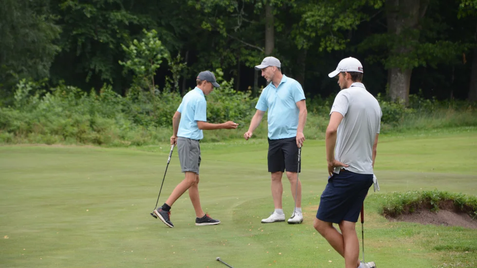 High five. Här har precis Toboparet Vilgot Kronstrand och Robert Danielsson gjort en birdie i foursome. 