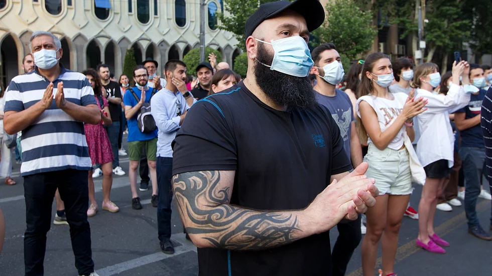 Omkring 2|000 personer samlades på måndagskvällen i Tbilisi med krav på premiärministerns avgång.