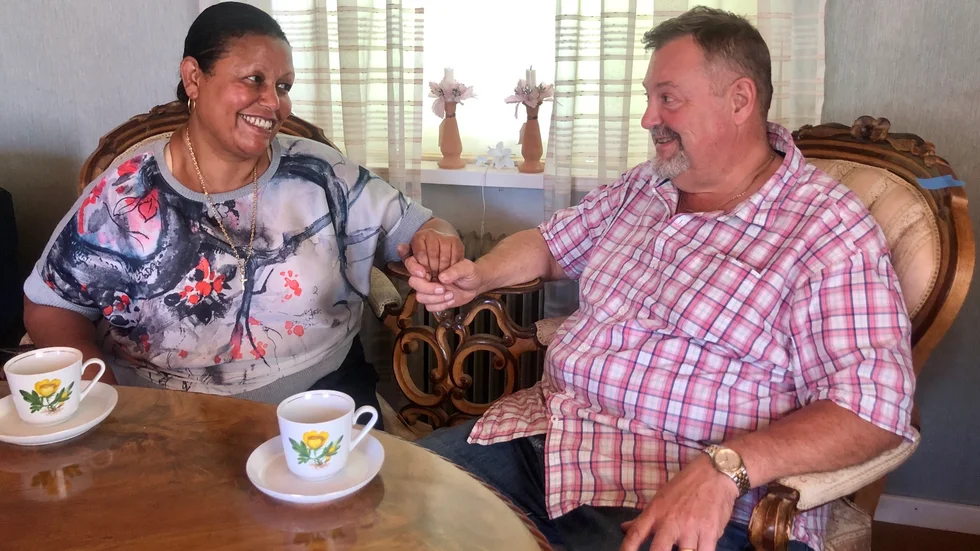 "Det här påminner om vårt bröllop", säger Mekdes Elfu i den ryska fästmanssoffan. Hon är gift med Carl Gustafsson, som i stället för att återvända hem till Piteå flyttar med henne till Dire Dawa i östra Etiopien.