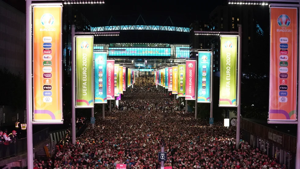 Engelska supportrar firade semifinalsegern mot Danmark utanför Wembley.