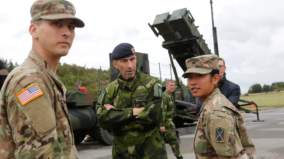 Patriotrobotar. Nu inköpta. På bilden med ÖB Micael Bygdén vid Säve flygfält under tidigare övning. 