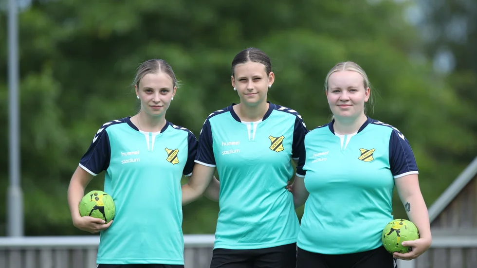 Elin Berg, Lova Broberg och Paulina Kennhed är instruktörer under Gökstens sommarlovshandboll.