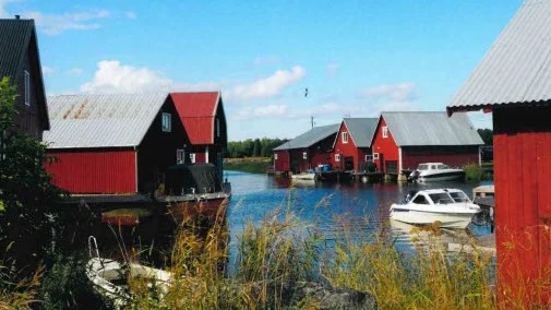 Rännan, Fågelsundets fiskehamn. I "Hållnäs en tidsresa" har Rosita Cederqvist samlat sin kärlek till den plats där hon tillbringade somrarna som barn. 