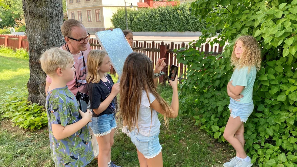Hos fotografen och filmaren Bobo Lindblad får deltagarna lära sig några grundläggande knep och metoder för att ta bättre fotografier men även att reflektera kring bilder och hur de kan påverka dem som ser dem. 