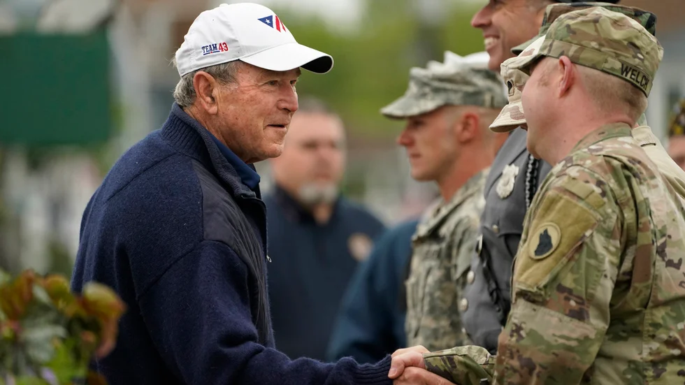 USA:s expresident George|W Bush tackar krigsveteraner Maine vid en ceremoni tidigare i år.