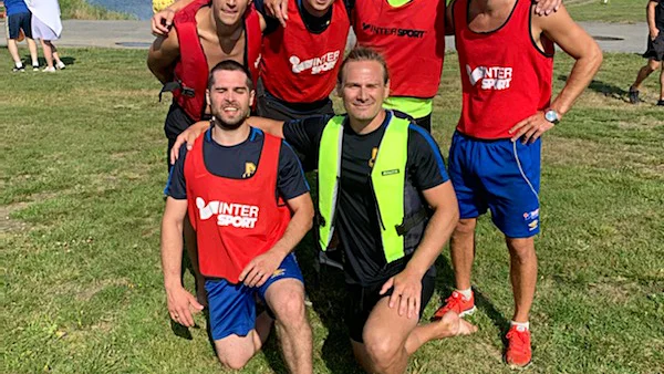 Segrarna i Kurjoviken Open blev "Äldre laget". Stående fr.v: Simon Tafvelin, Patrik Hedlund, Felix Lundqvist, Alle Bolin. Knästående: Kalle Holmgren, Rasmus Bolin. 