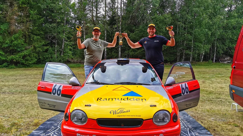 Thomas och Victor glada efter segern i Nässjörundan.