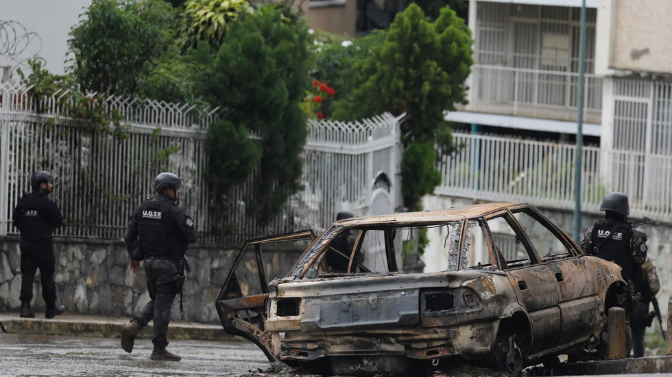 Medlemmar av en specialstyrka från polisen går in i stadsdelen Cota 905 i Caracas, Venezuela, under fredagen.