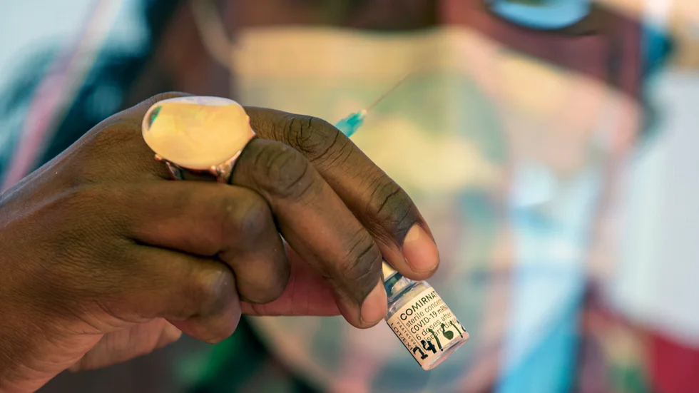 I pandemins spår har utvecklingen backat i många utvecklingsländer och det är därför inte läge att dra ner på biståndet, menar skribenten, som tror att massvaccinationer är det mest akuta att bidra till just nu.