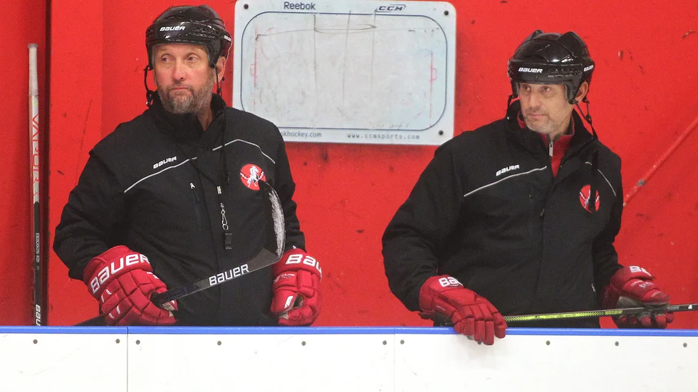 Mikael Johansson, till vänster, kan få coacha utan Tony Zabel i Jönköping.