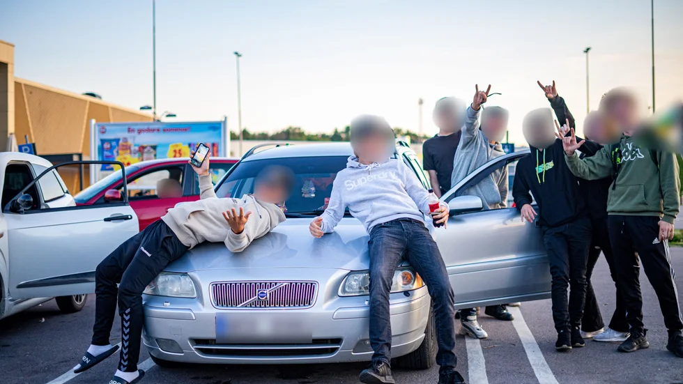 Ungdomarna parkerar sina fordon och låter dörrarna stå öppna för att musiken ska flöda ut ur de starka högtalarna.