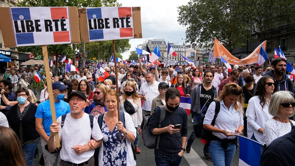 Tusentals människor i Paris demonstrerade i lördags mot det franska covidpasset, som nu godkänts av landets konstitutionella råd.