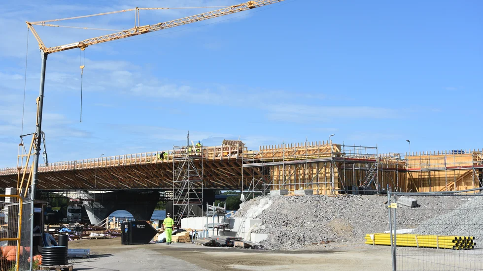 Enligt Trafikverket har entreprenören bland annat jobbat aktivt med att löpande stämma av klimatkalkylen. Bilden visar bron under uppbyggnad.