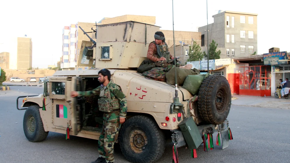 Afghanska soldater patrullerar efter strider med talibaner i staden Herat.