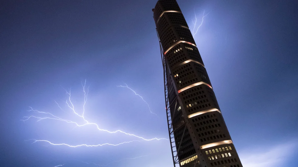 Malmös högsta byggnad Turning Torso blir lite mörkare till följd av energikrisen. Arkivbild.