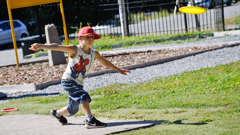 Max Johansson, 6 år gjorde många bra kast då han spelade discgolf i lördags.